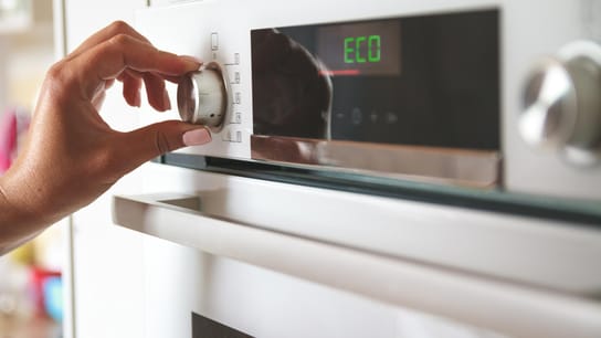 Soutenir le passage à un système à faible consommation d’énergie - tourner le cadran du four pour le mettre en mode éco