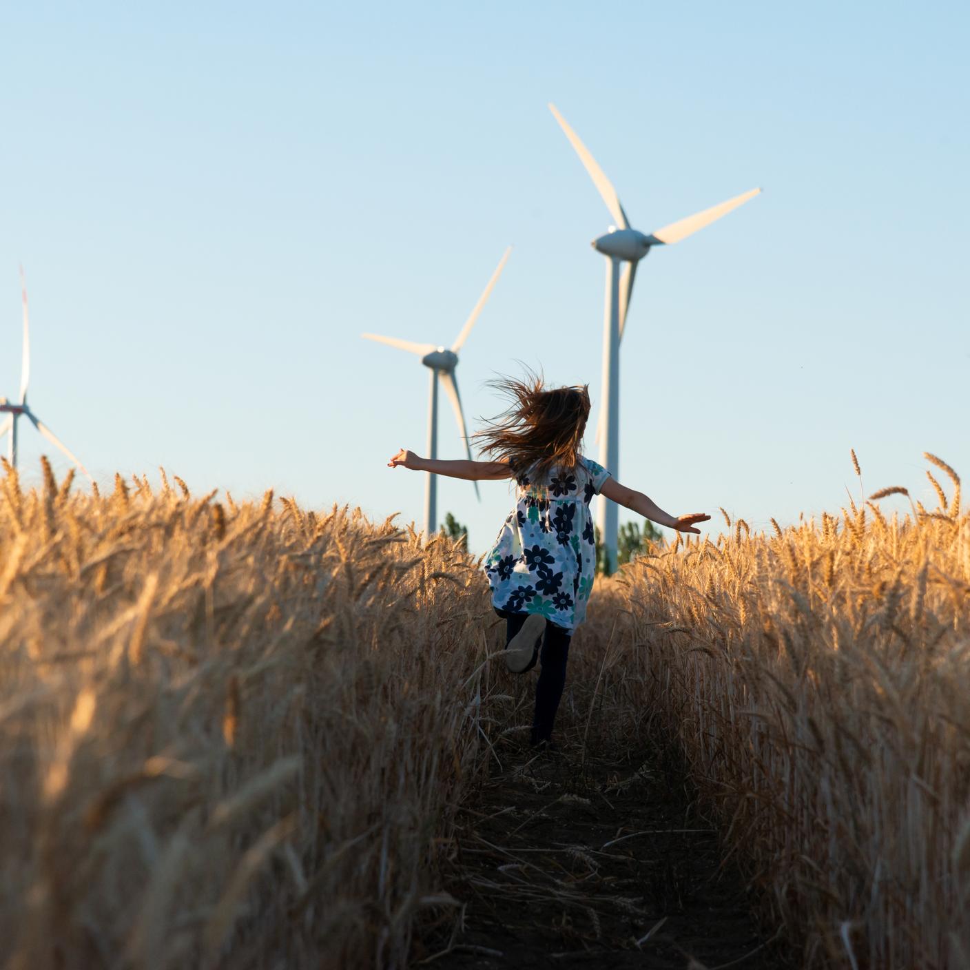 L’avenir de l’énergie : Une petite fille courant dans un champ