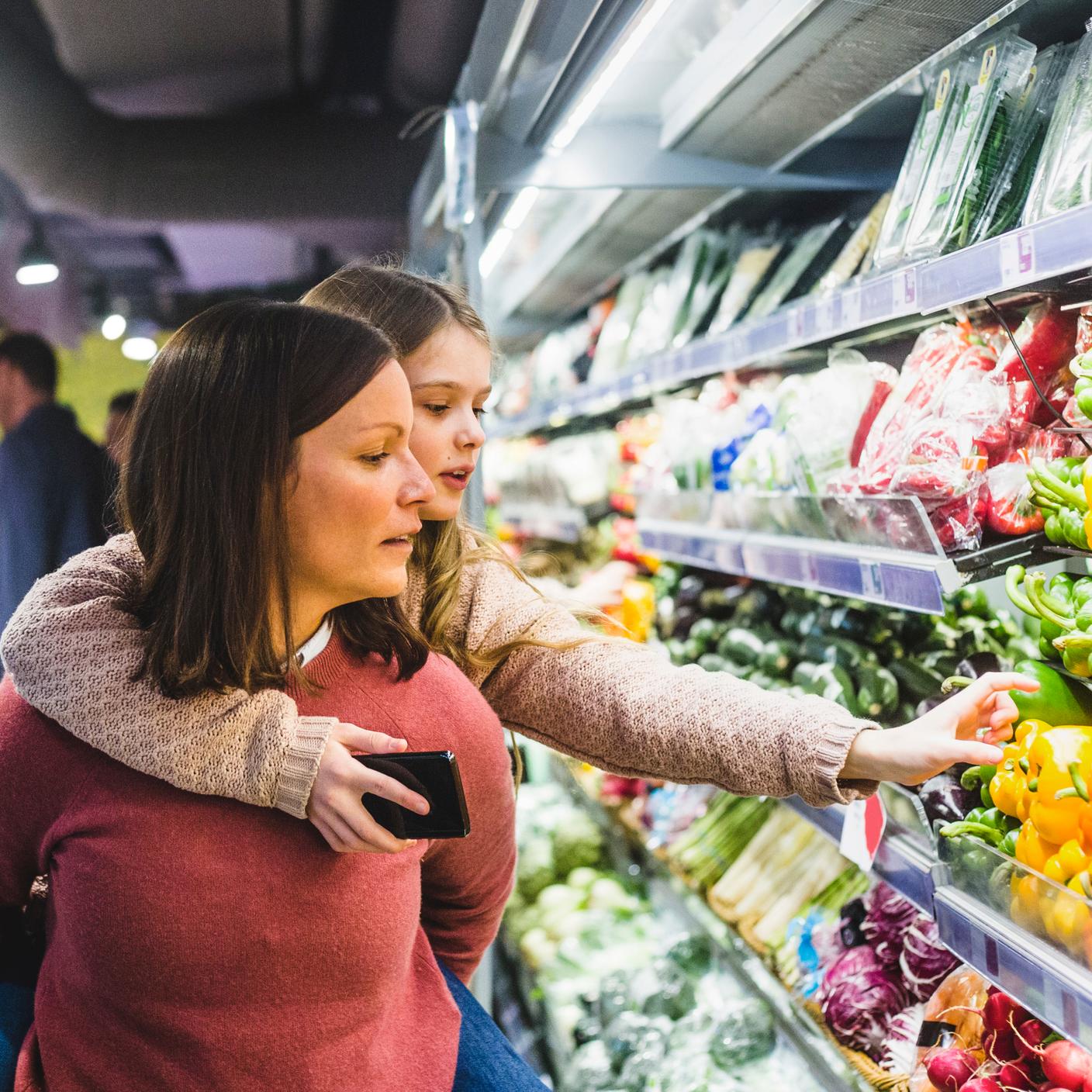Une mère et sa fille faisant des achats dans les rayons