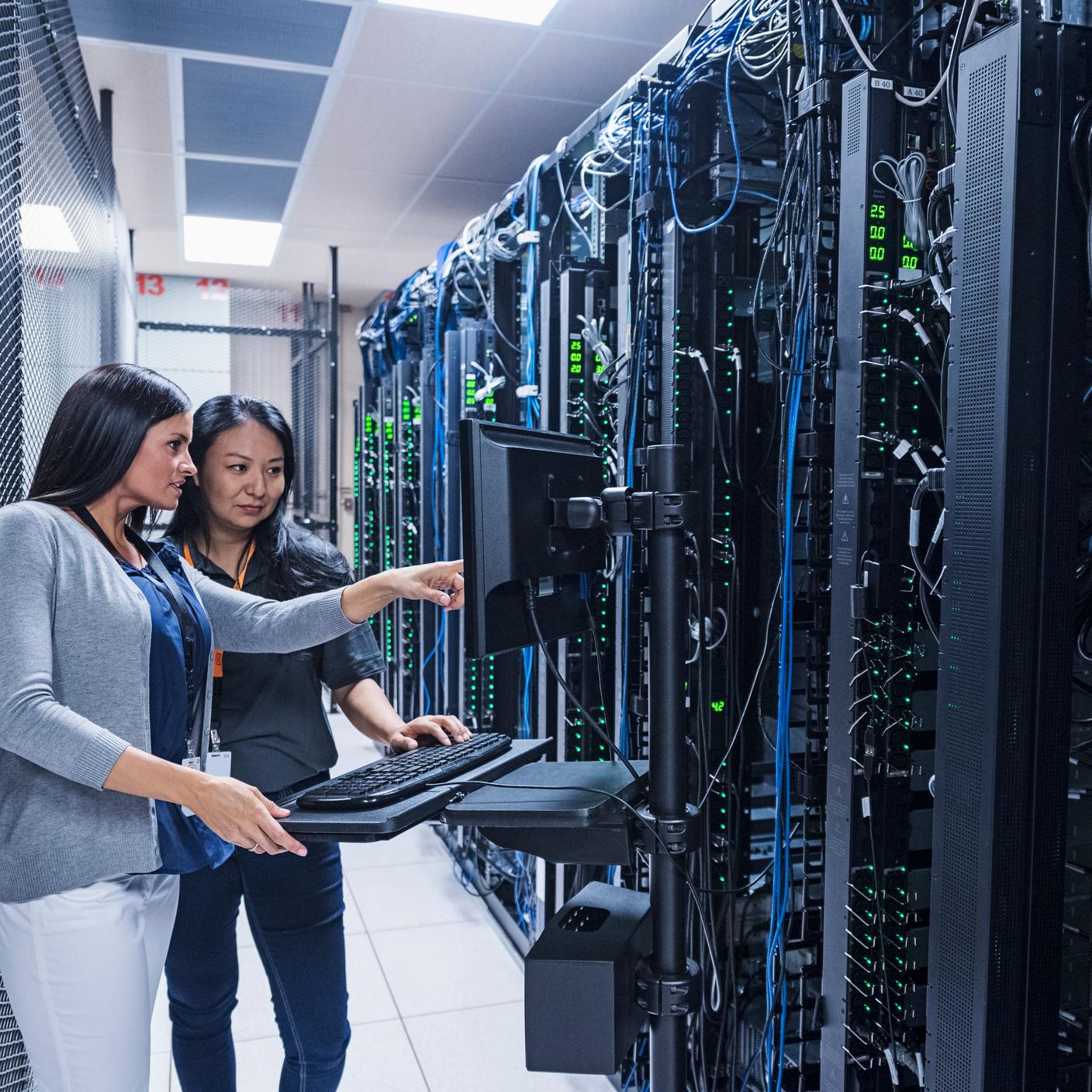 Telesoft Technologies a fait des normes la clé de sa stratégie - Deux femmes travaillant sur un ordinateur dans une salle de serveurs
