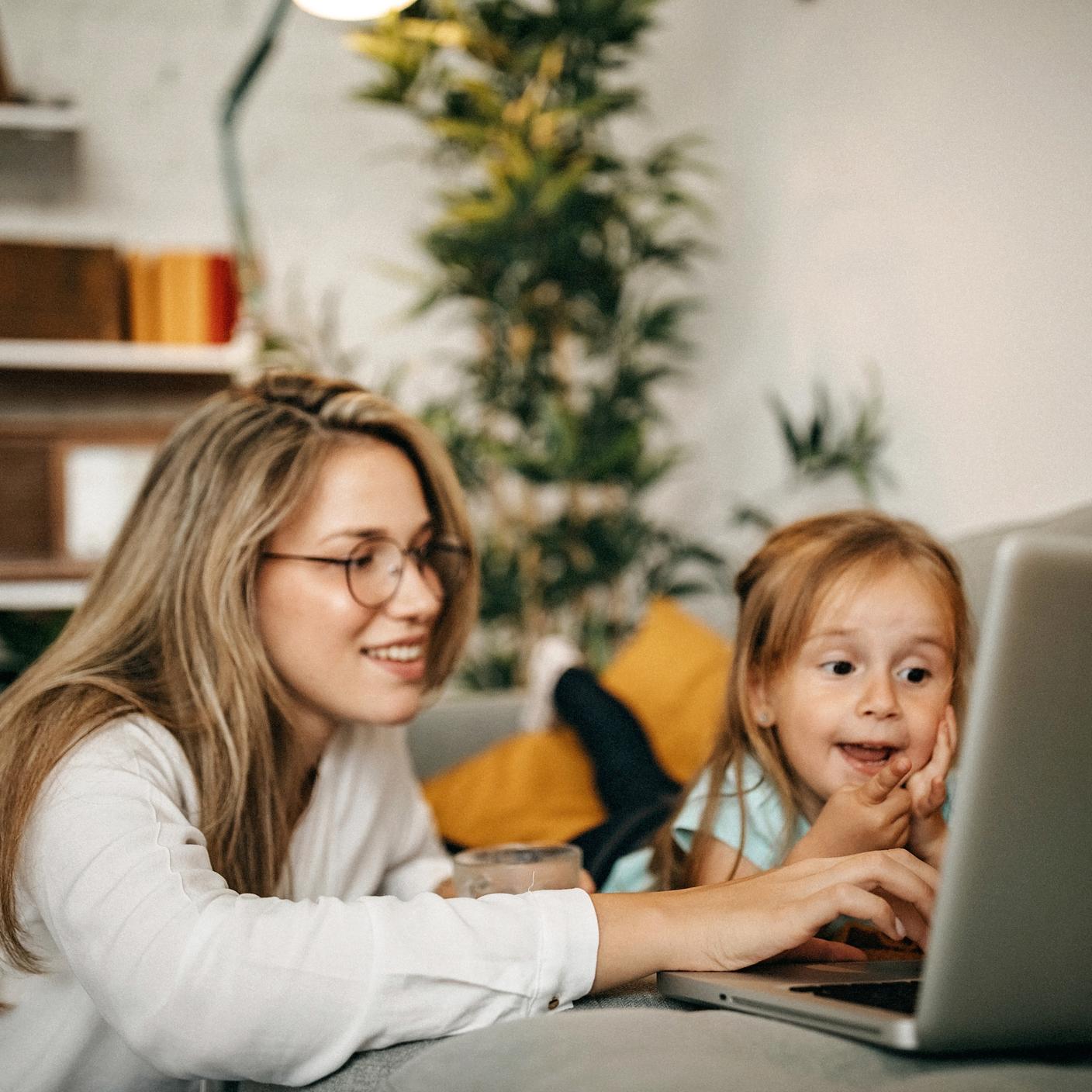Telesoft Technologies a fait des normes la clé de la stratégie - Une mère et sa fille utilisent ensemble un ordinateur portable