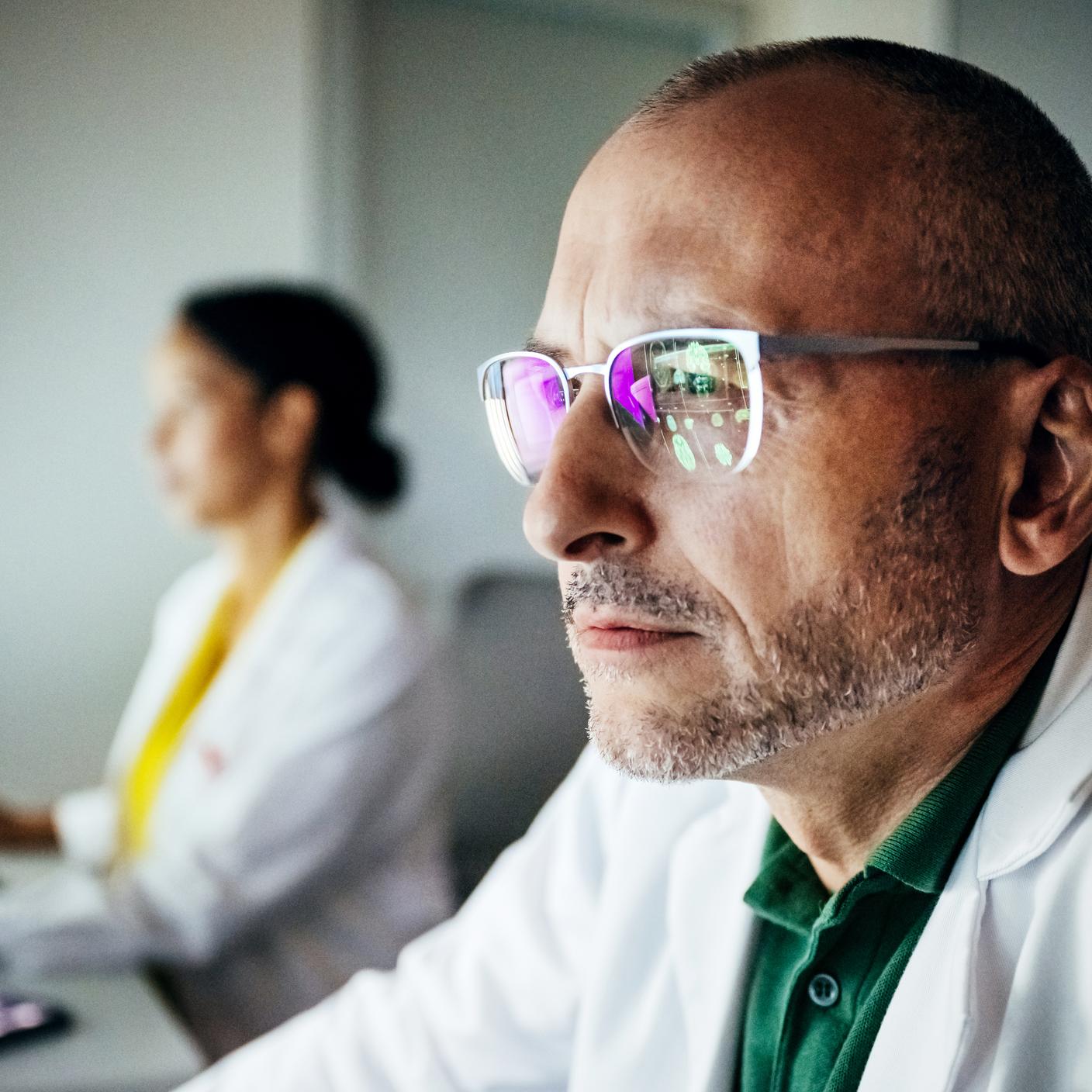 Ein Mann mit Brille schaut auf seinen Bildschirm
