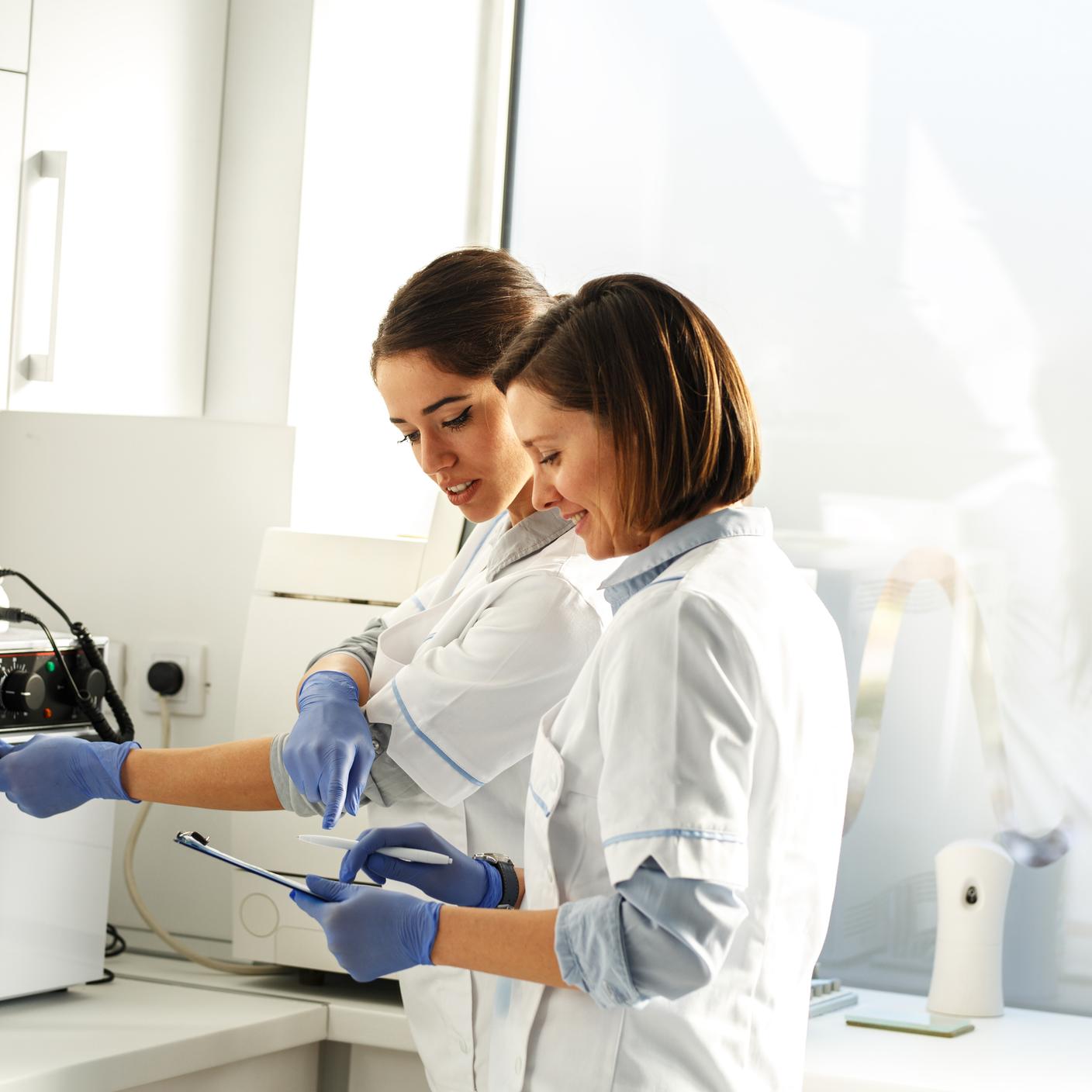 Orthopädische und dentale Medizinprodukte – Zahnärztinnen in einer Zahnarztpraxis