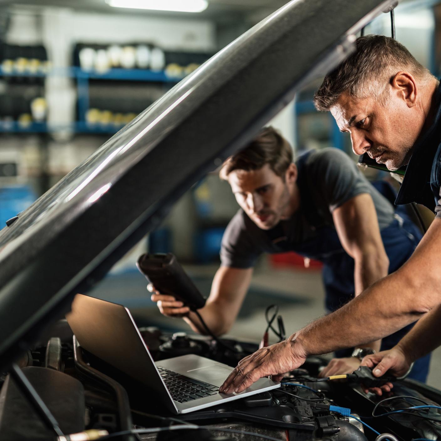 Hombres trabajando en un automóvil