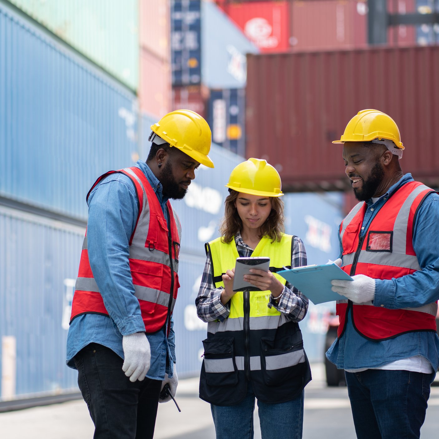 Ingeniero comercial, hombre y mujer, en la industria del transporte de contenedores.
