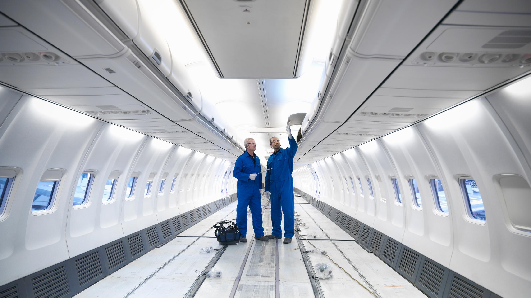 Inżynierowie lotniczy pracujący nad wnętrzem samolotu odrzutowego 737
