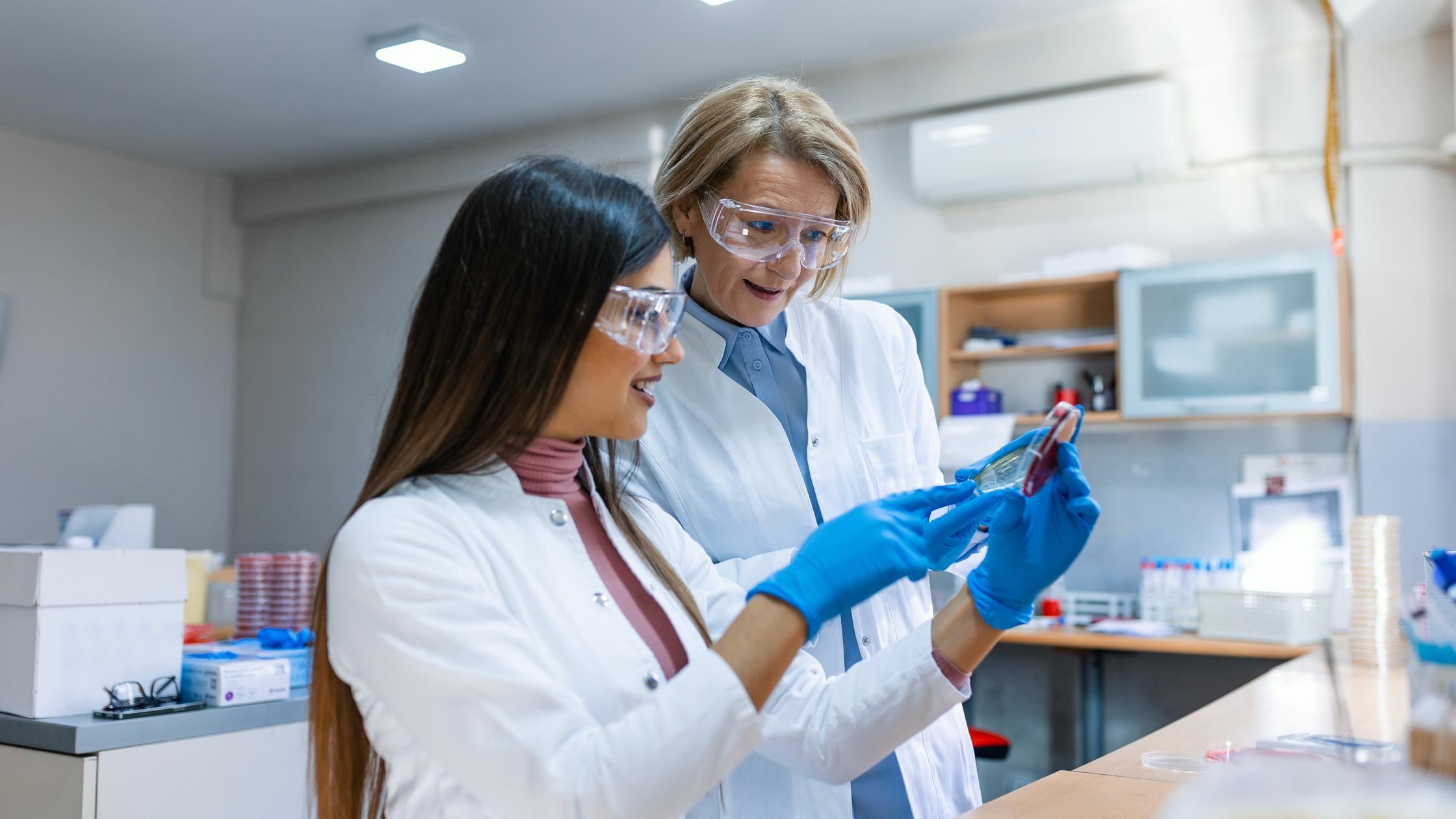 Zwei Frauen mit medizinischen Handschuhen