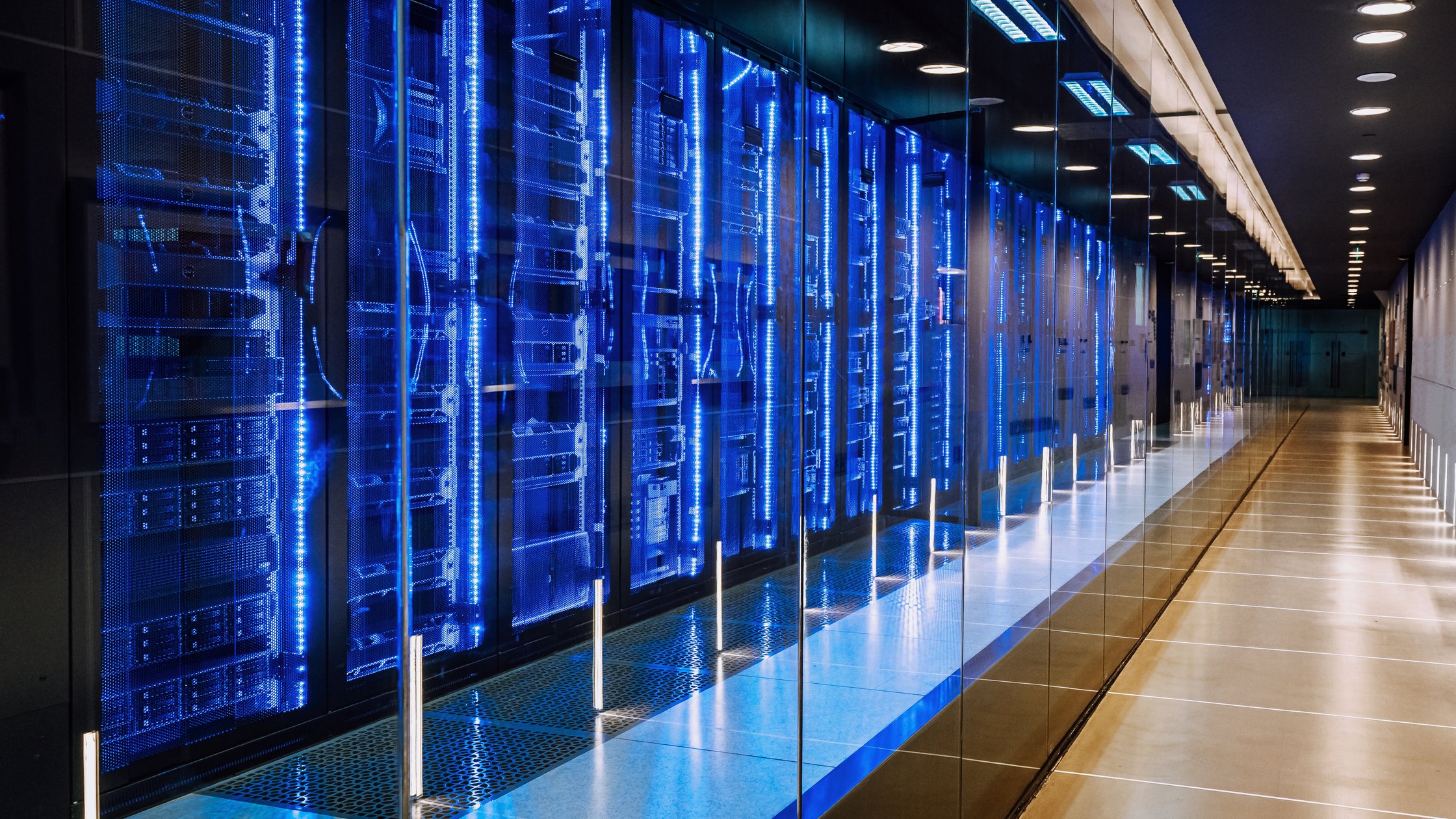 Data Center in sala server con rack per server
